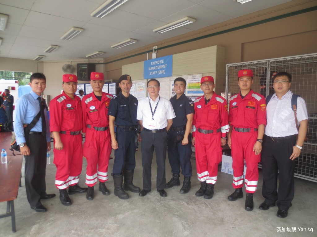 10 国家地震局副局长修济刚与新加坡灾难拯救队队长杜建雄中校等合影