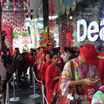 奇葩 | 新加坡乌节路,一群只穿内裤的人在彻夜排队?