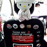 新加坡有一位少女心安哥,开着粉红Hello Kitty主题德士出没~ 好想坐!