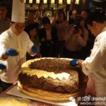 新加坡文华酒店做了个有史以来最大的汉堡!100公斤!