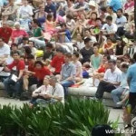 李显龙总理往地上一坐,和百姓一起听音乐会,好随性