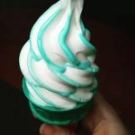 新加坡麦当劳出了一款蓝白色甜筒…尼玛这真的不是牙膏么?…