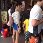 张柏芝带俩儿子来新加坡,网友在圣淘沙看到他们