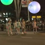 人山人海乌节路(真的是在路上)时尚秀,今年还有林俊杰