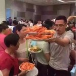 以为只有中国游客泰国扫虾?来看新加坡人寺庙疯狂抢食!
