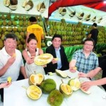 看洋人如何吃榴莲吃到吐,爆笑!