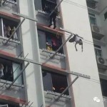 新加坡老人跳下11楼,惊险瞬间,却发生命运反转