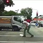 小伙一个简单动作,无意中成了新加坡人的榜样