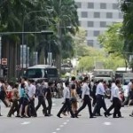 新加坡经济不景气,同事间关系冷漠,不愿互相帮忙