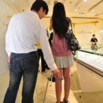 变态理财顾问,偷拍女生上厕所和裙底