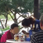 啤酒女喂轮椅老太吃饭,温馨视频感动狮城