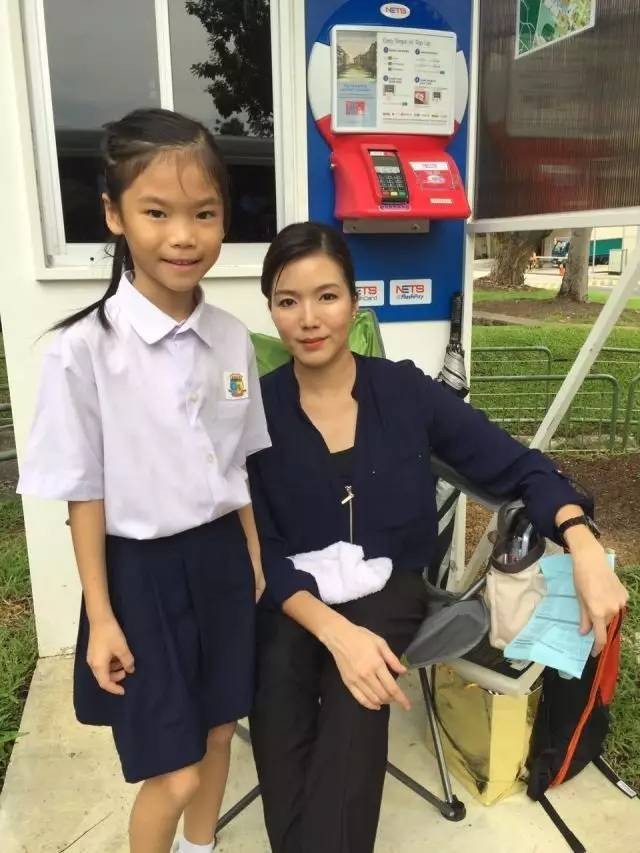 瑞恩 歌手身份出道,担任过周董mv女主角,算新加坡女星中起点比较傅哪