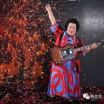 新加坡81岁摇滚奶奶参加国庆演出,也太酷了吧