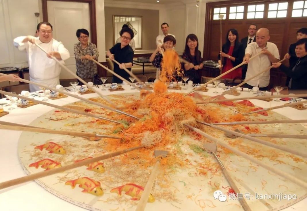 南洋对春节文化作出的重大贡献:捞鱼生 - 新加坡眼
