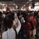 今天早高峰新加坡地铁又挂了,挤到无力吐槽