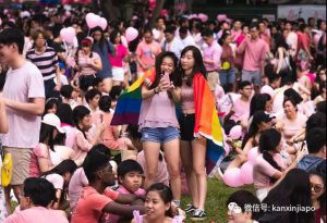 今年芳林公園的粉紅點集會吸引了上萬名群衆參與。不少人披著彩虹旗幟，表達自己對同性戀的支持。