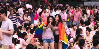 今年芳林公园的粉红点集会吸引了上万名群众参与。不少人披着彩虹旗帜，表达自己对同性恋的支持。