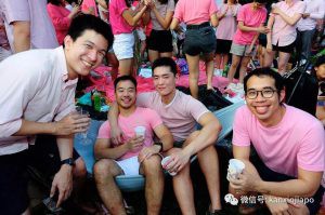 在粉紅點活動現場，李桓武摟著同性伴侶，兩個人看起來很是甜蜜。