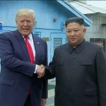 特朗普跨越38线握手金正恩,他俩“初见”却是在新加坡……