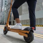 新加坡惊现跑出时速150公里的电动滑板车!没人管管么?