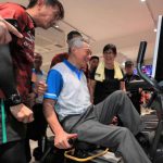 李显龙打卡健身房,与阔别20年老友对饮