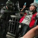 香港警察举棍直指新加坡记者?事实却是……