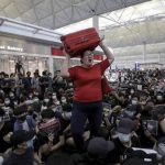 面对香港机场满地示威者,新加坡红衣女子冲了出去!