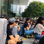 无惧烟霾!新加坡乌节路几百人露宿街头