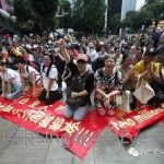 上百名中国人在马来西亚下跪唱国歌,讨要千亿血汗钱