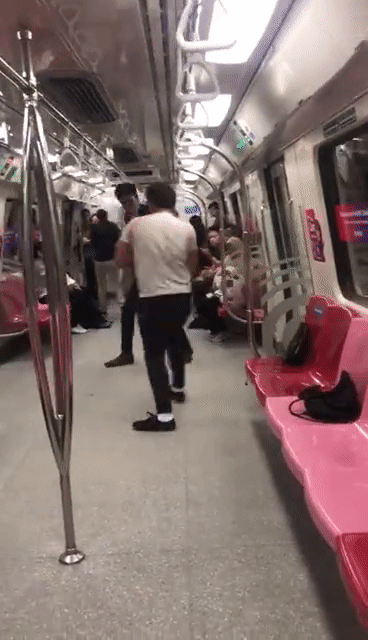 你瞅啥？新加坡地鐵上兩男子互毆，場面異常激烈