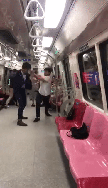 你瞅啥？新加坡地铁上两男子互殴，场面异常激烈