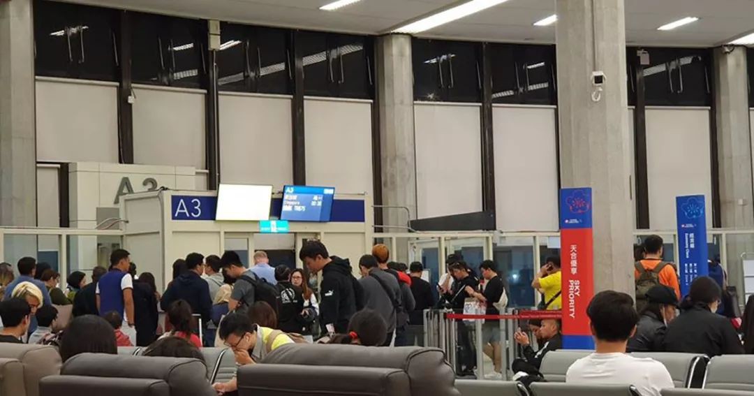 酷航一架飞往新加坡航班延误19小时，大批乘客逗留机场！