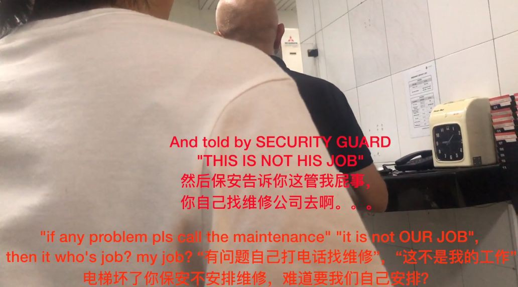 新加坡有人被困电梯求救，保安却在玩手机？