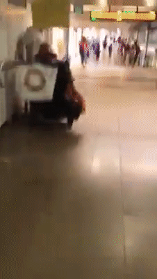 纸巾惹的祸：新加坡老人驾轮椅猛撞地铁工作人员！