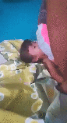 女佣虐童视频全网疯传，脚踩孩子的脸、胸、四肢......