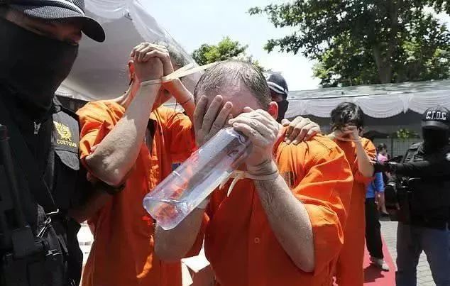 新加坡籍女子護照藏毒,入境巴厘島被捕遭遊街示衆!