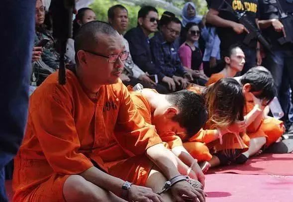 新加坡籍女子護照藏毒,入境巴厘島被捕遭遊街示衆!