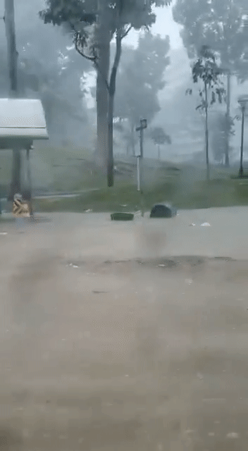 新加坡大雨滂沱，多地淹水！