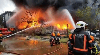 新加坡化工厂大火狂烧6小时，出动130名消防员！