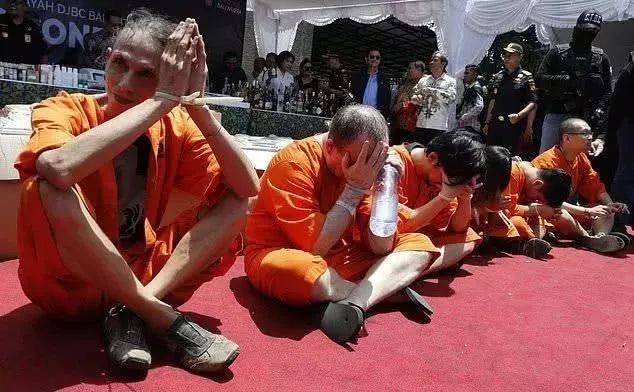 新加坡籍女子護照藏毒,入境巴厘島被捕遭遊街示衆!