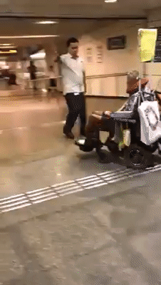纸巾惹的祸：新加坡老人驾轮椅猛撞地铁工作人员！