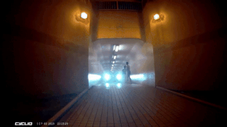 新加坡行人隧道里，半夜硬生生挤进一辆小汽车！