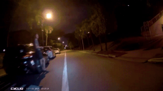 新加坡行人隧道里，半夜硬生生挤进一辆小汽车！