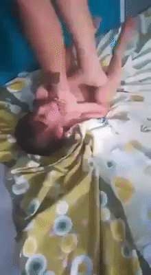 女佣虐童视频全网疯传，脚踩孩子的脸、胸、四肢......