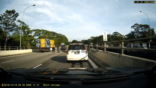 血肉横飞！新加坡高速路发生致命车祸，摩托车骑手分尸街头
