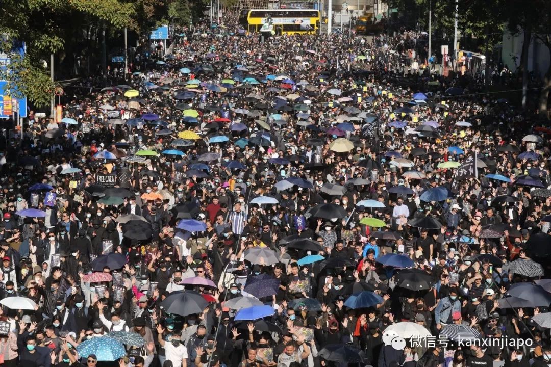 惊现美国国旗、上膛真枪，香港80万人举横幅上街抗议游行