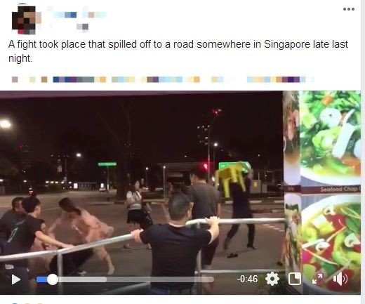 猛汉猛女举椅子乱砸，新加坡马路中央变群殴现场