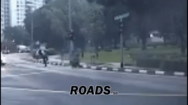 新加坡执法人员马路上突然伸出一脚，踹飞电动踏板车骑士！