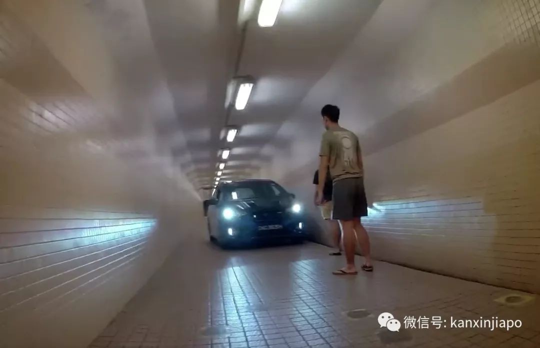 新加坡行人隧道里，半夜硬生生挤进一辆小汽车！