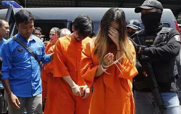新加坡籍女子護照藏毒,入境巴厘島被捕遭遊街示衆!